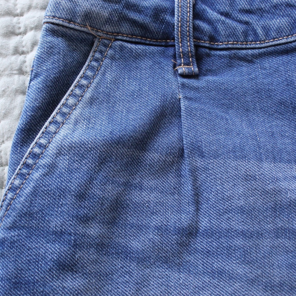 Medium Wash Pleat Front Mid-Length Denim Shorts - Picture 2 of 7
